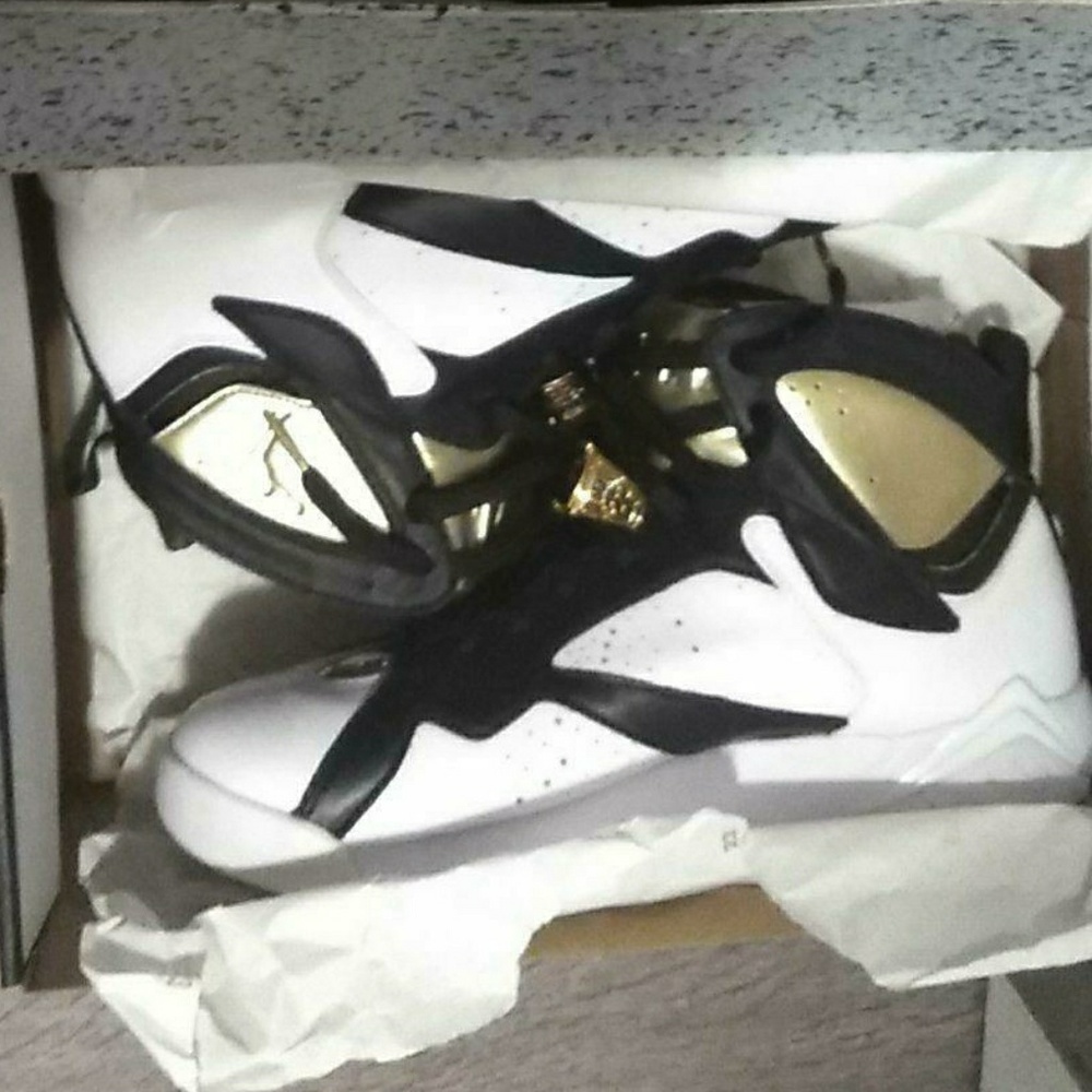 Shoes - Picture 7 of 8